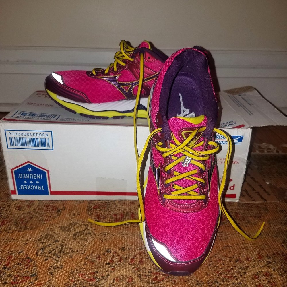 Women's Size 9 Mizuno Wave Paradox 2